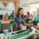 Ilustrasi pekerja memeriksa informasi Bantuan Subsidi Upah (BSU) secara online melalui gawai.