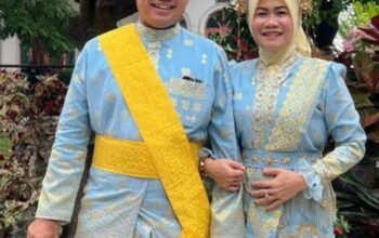 Anggun dan Berwibawa, Busana Melayu Wakil Bupati Husni Tamrin Bersama Istri Curi Perhatian di Kirab Budaya Helat Pelalawan ke-27