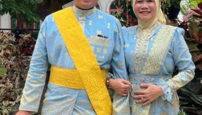Anggun dan Berwibawa, Busana Melayu Wakil Bupati Husni Tamrin Bersama Istri Curi Perhatian di Kirab Budaya Helat Pelalawan ke-27