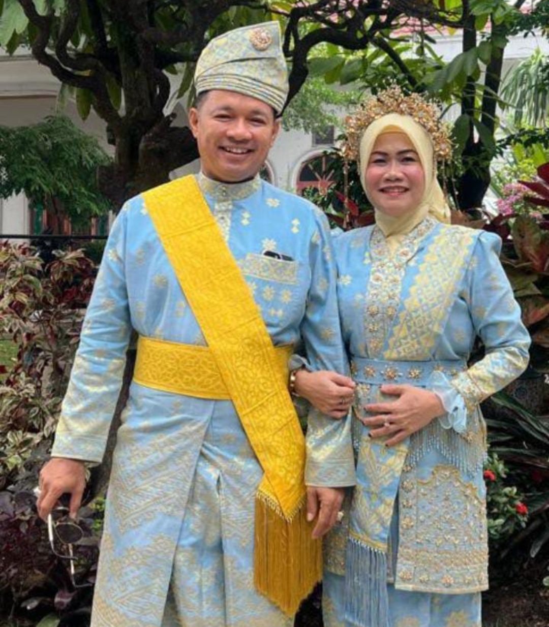 Wakil Bupati Pelalawan H. Husni Tamrin bersama istri mengenakan busana Melayu di Kirab Budaya Helat Pelalawan.