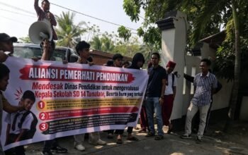 Diduga Anianya Siswa Hingga Trauma, Oknum Guru SD di Jeneponto Didemo Aliansi Pemerhati Pendidikan Massa Aliansi Pemerhati Pendidikan menggelar unjuk rasa di depan Kantor Dinas Pendidikan Jeneponto.