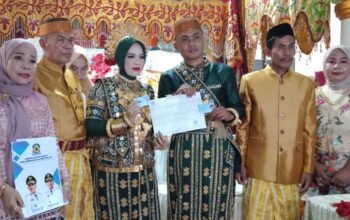 Perwakilan Dinas Dukcapil Jeneponto menyerahkan KK dan KTP baru kepada pasangan pengantin di Turatea.
