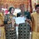 Perwakilan Dinas Dukcapil Jeneponto menyerahkan KK dan KTP baru kepada pasangan pengantin di Turatea.
