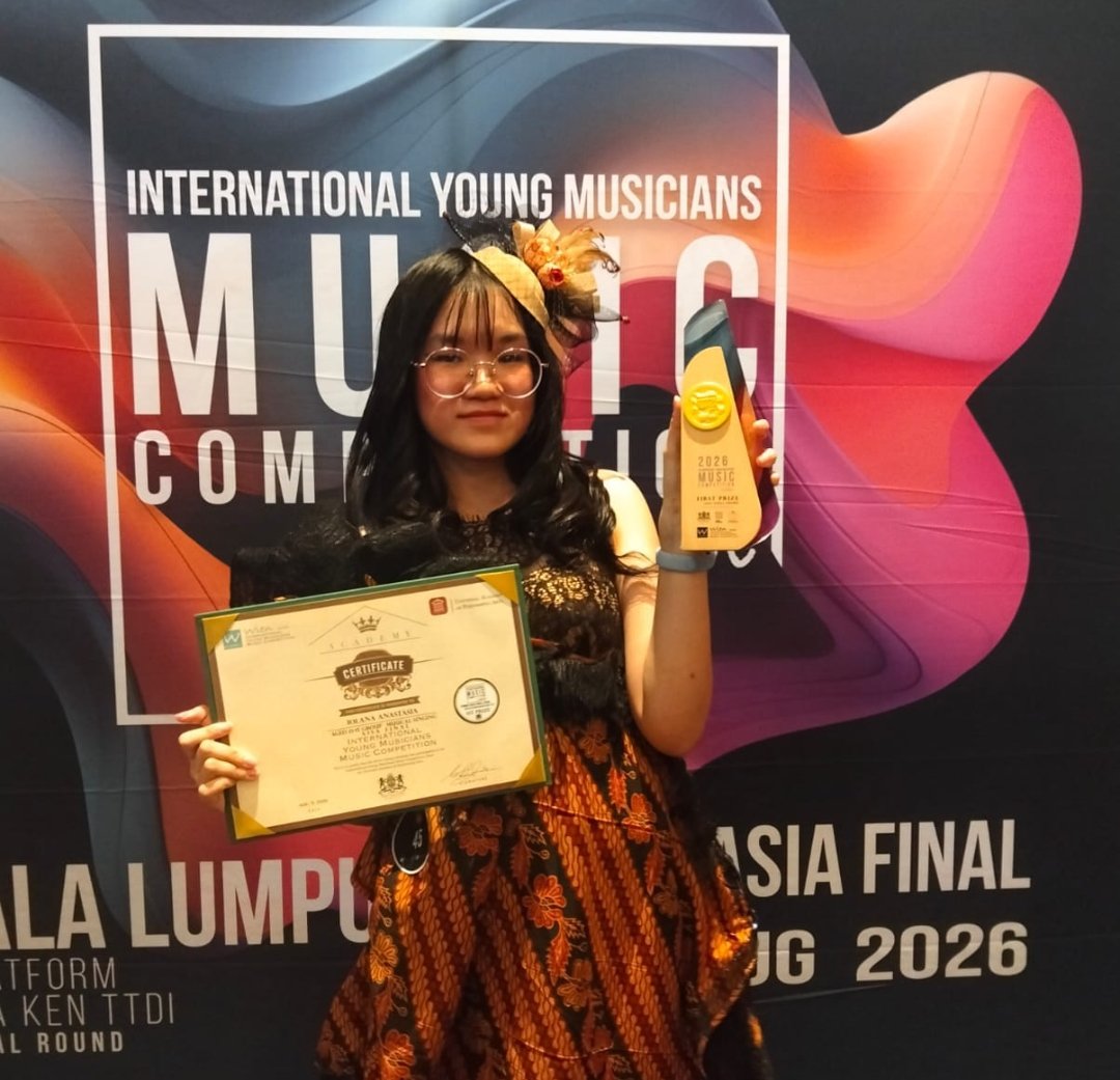 Iolana Anastasia, penyanyi muda berusia 14 tahun asal Surabaya saat memegang piala juara kompetisi musik di Kuala Lumpur.