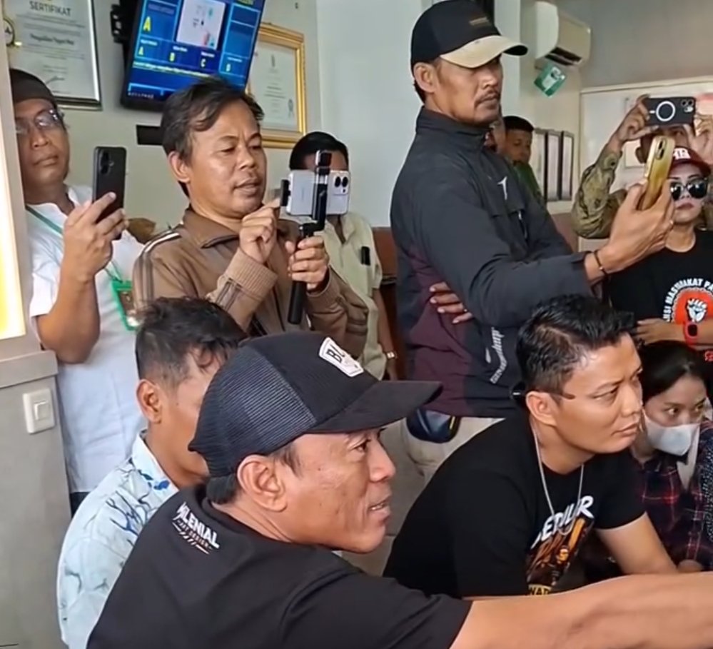 Petugas keamanan menenangkan situasi setelah insiden penyiraman air terhadap Juru Bicara PN Pati Retno Lastiani saat audiensi AMPB, Jumat (9/10/2026).