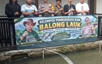 Penyerahan dan pelepasan bantuan benih ikan nila kepada Pokdakan Balong Lauk di Desa Cikutamahi Cariu Bogor.