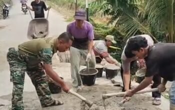 Sinergi Bhabinkamtibmas dan Babinsa Dampingi Warga Sorek Satu Gotong Royong Perbaiki Box Culvert Rusak