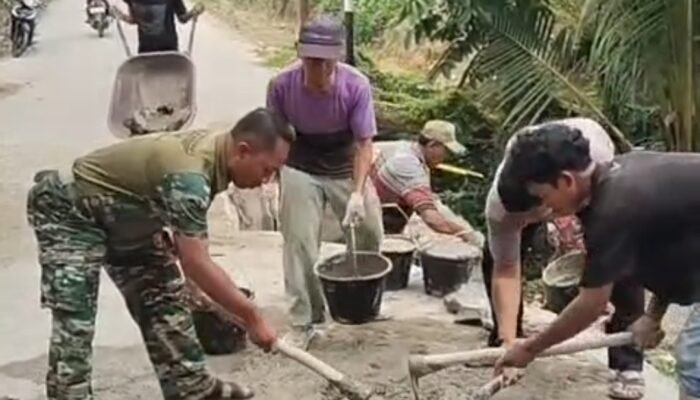 Sinergi Bhabinkamtibmas dan Babinsa Dampingi Warga Sorek Satu Gotong Royong Perbaiki Box Culvert Rusak