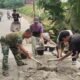 Sinergi Bhabinkamtibmas dan Babinsa Dampingi Warga Sorek Satu Gotong Royong Perbaiki Box Culvert Rusak