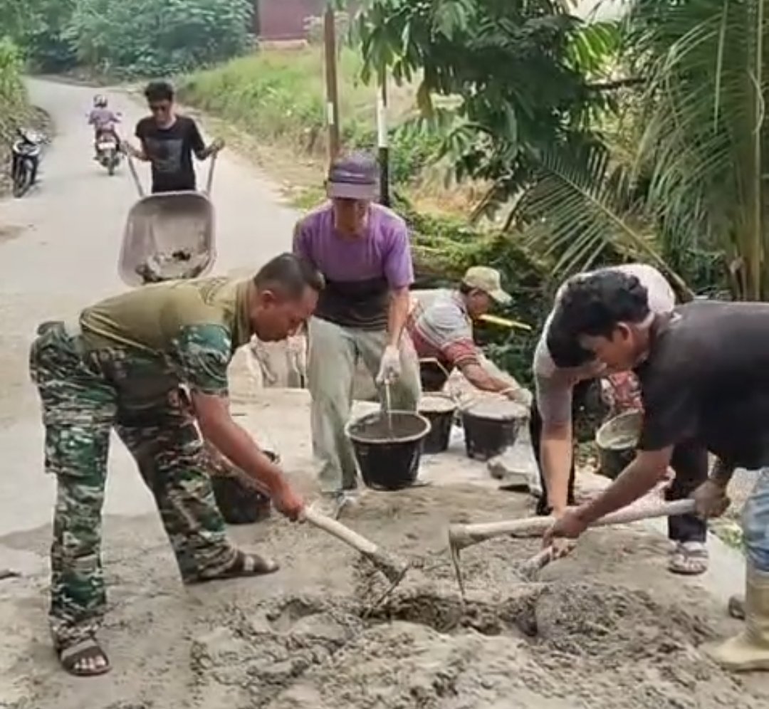 Bhabinkamtibmas bersama Babinsa dan warga Sorek Satu bergotong royong memperbaiki box culvert yang rusak.
