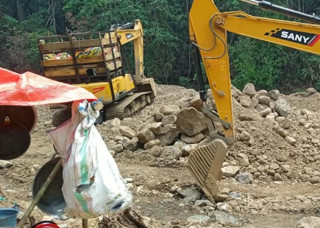 Aliran sungai di kawasan Bugu Buol Sulawesi Tengah yang menjadi batas sengketa lokasi penambangan emas tanpa izin.