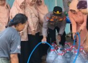 Polisi Ngawi Bersama DWP Salurkan 30.000 Liter Air Bersih untuk Warga Pitu Terdampak Kemarau
