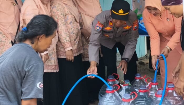 Polisi Ngawi Bersama DWP Salurkan 30.000 Liter Air Bersih untuk Warga Pitu Terdampak Kemarau