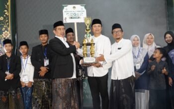 Bupati Madiun H. Hari Wuryanto menyerahkan piala bergilir Juara Umum MTQ Kabupaten Madiun 2026 kepada Camat Geger di Pendopo Muda Graha.