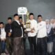 Bupati Madiun H. Hari Wuryanto menyerahkan piala bergilir Juara Umum MTQ Kabupaten Madiun 2026 kepada Camat Geger di Pendopo Muda Graha.