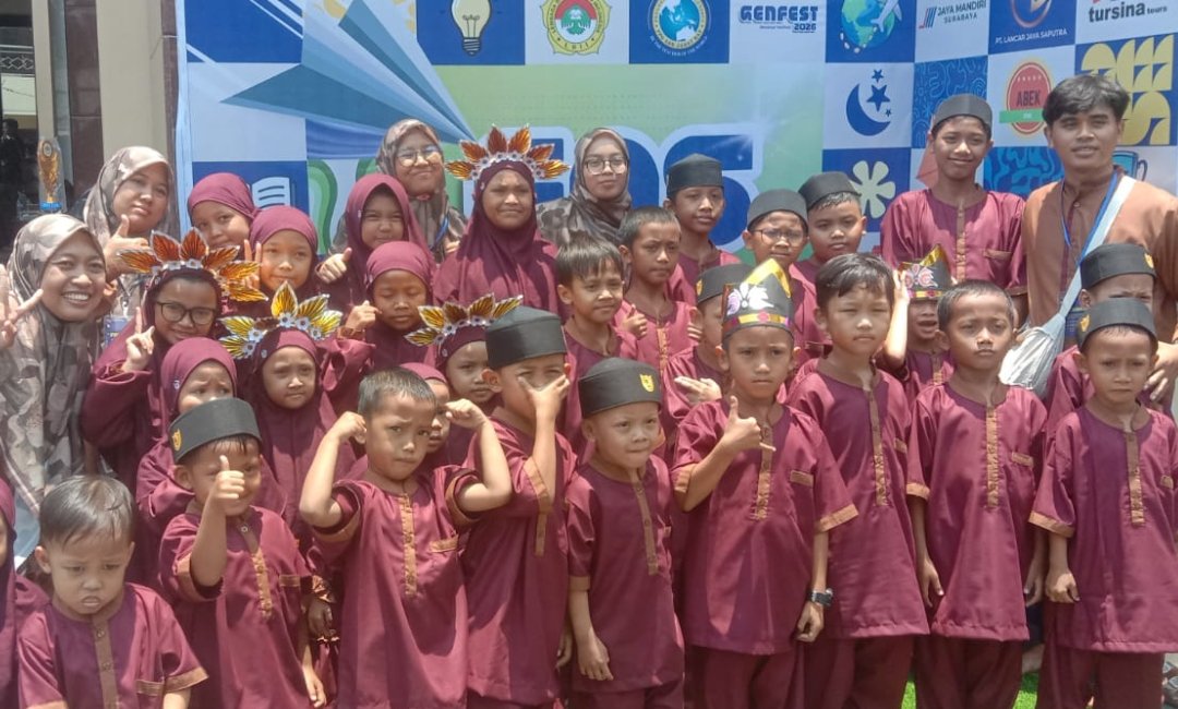 Penyerahan piala Juara Umum Festival Anak Sholeh 2026 kepada pengurus PAC LDII Rungkut Kidul di Masjid Nurul Hikmah Gunung Anyar Surabaya.