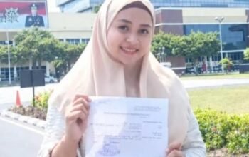 Korban penganiayaan Ilmiatun Nafia memperlihatkan berkas SPDP dan dokumen perkara dari Polres Pasuruan Kota.