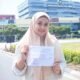Korban penganiayaan Ilmiatun Nafia memperlihatkan berkas SPDP dan dokumen perkara dari Polres Pasuruan Kota.