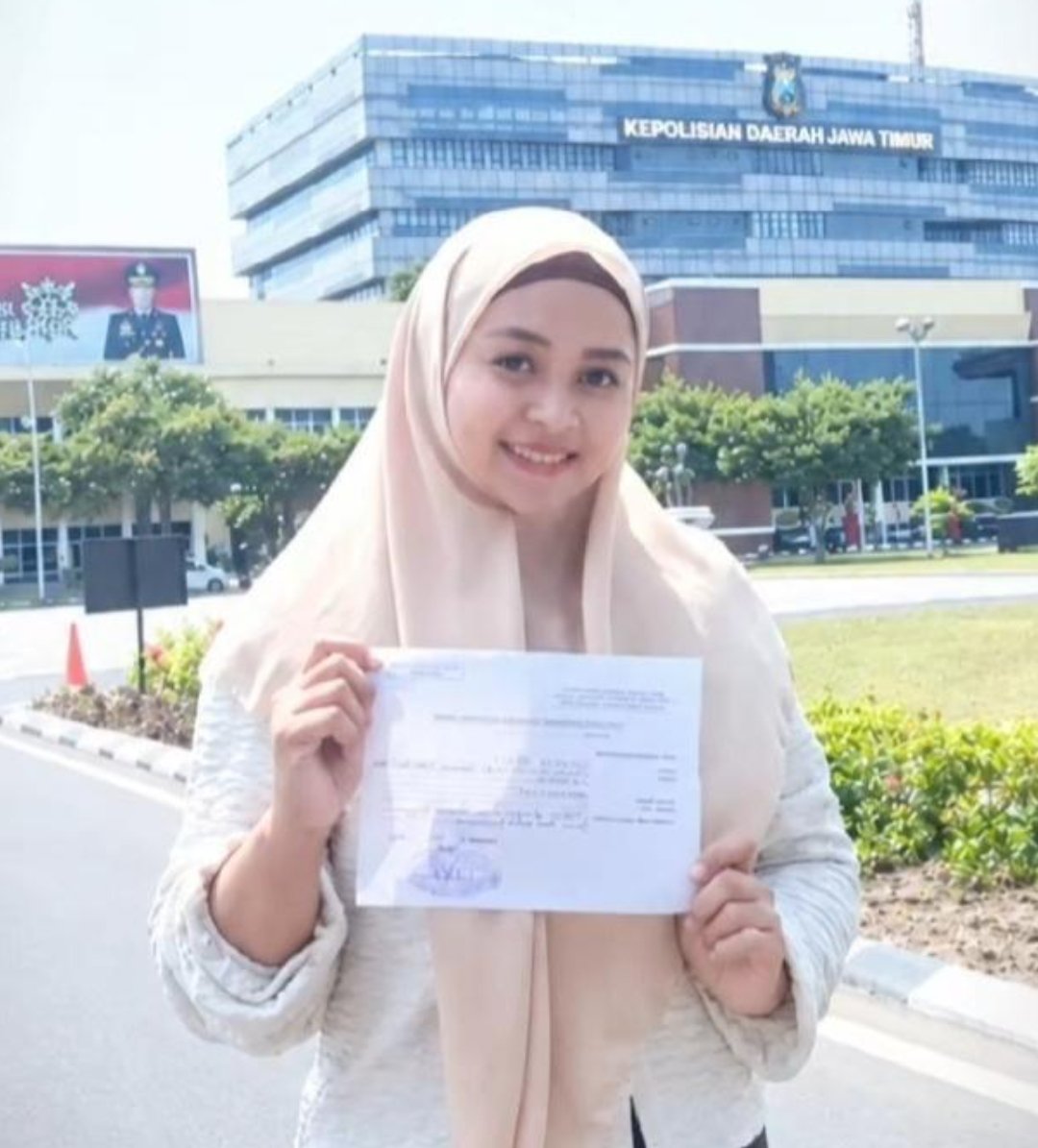 Korban penganiayaan Ilmiatun Nafia memperlihatkan berkas SPDP dan dokumen perkara dari Polres Pasuruan Kota.