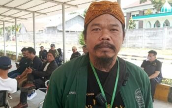 Ketua DPC Garda Walisongo Subang Ade Sahid bersama Asep Rohman Dimyati (ARD) dan tim kuasa hukum jurnalis Muhamad Harun.