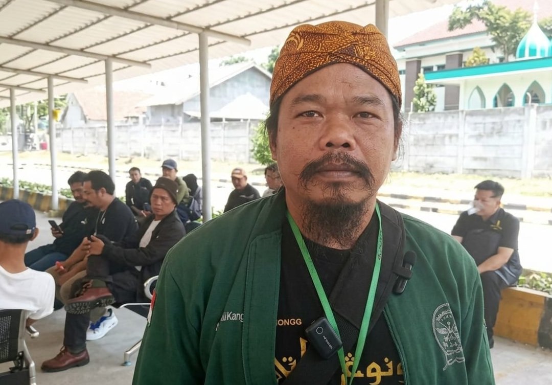 Ketua DPC Garda Walisongo Subang Ade Sahid bersama Asep Rohman Dimyati (ARD) dan tim kuasa hukum jurnalis Muhamad Harun.