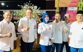 Siti Rafika Hardhiansari menghadiri Acara Kenal Pamit Kapolda Jatim di Lapangan Apel Polda Jatim Surabaya.