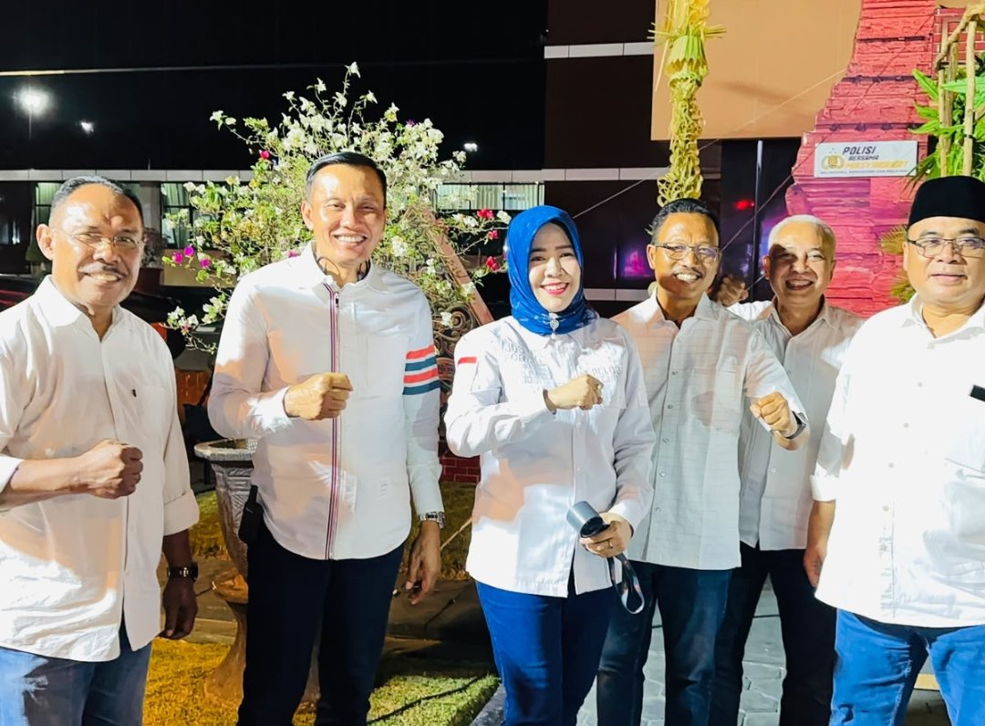 Siti Rafika Hardhiansari menghadiri Acara Kenal Pamit Kapolda Jatim di Lapangan Apel Polda Jatim Surabaya.