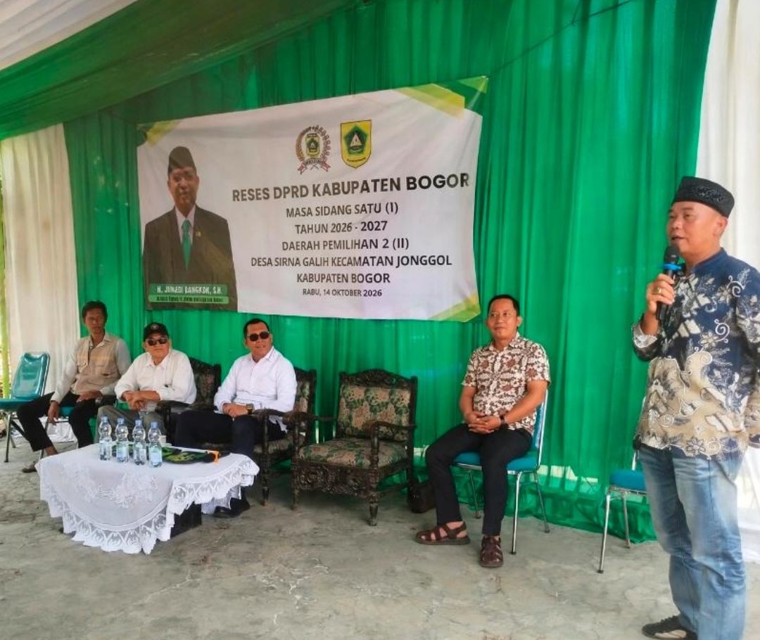 Anggota DPRD Kabupaten Bogor H. Junedi Samsudin bersama Ketua PAC PPP Jonggol Acep Luthfi Ardiansyah mendengarkan aspirasi warga Sirnagalih.