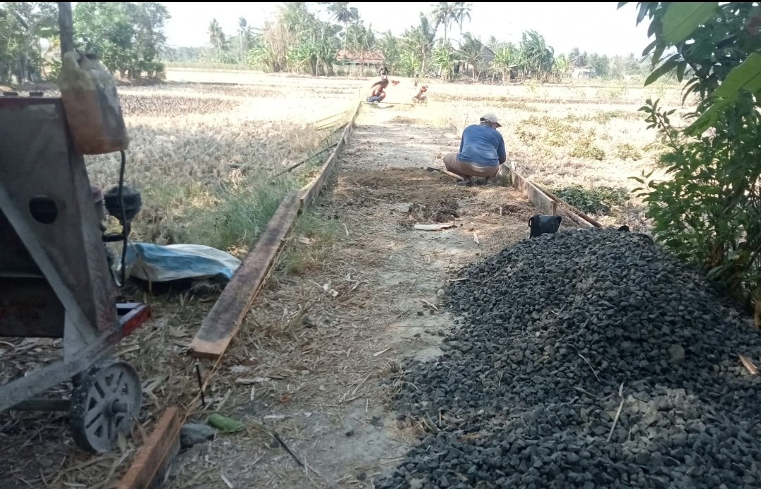 Kondisi pengecoran jalan di Dusun Mulyadadi Desa Kamulyan Bantarsari Cilacap yang disoroti warga.