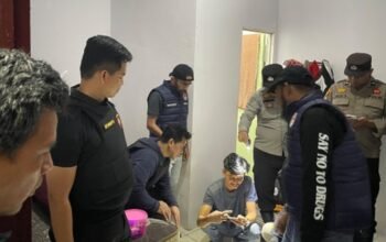Petugas Satresnarkoba Polres Pelalawan saat menggelar razia di wisma dan kafe di Pangkalan Kerinci.
