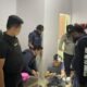 Petugas Satresnarkoba Polres Pelalawan saat menggelar razia di wisma dan kafe di Pangkalan Kerinci.