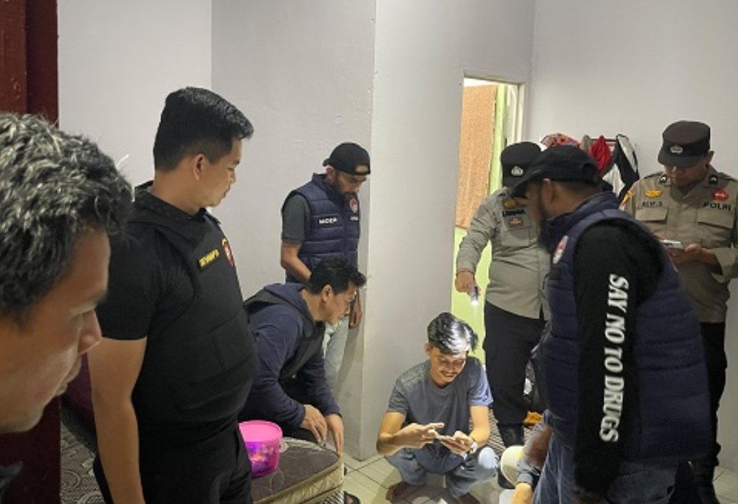 Petugas Satresnarkoba Polres Pelalawan saat menggelar razia di wisma dan kafe di Pangkalan Kerinci.