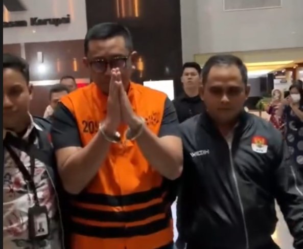 Barang bukti tong biru berisi uang tunai Rp934 juta hasil OTT Bupati Klaten Hamenang Wajar Ismoyo yang dirilis KPK.