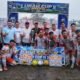 Penyerahan piala Juara Mini Soccer Lurah Cup II 2026 oleh Lurah Kerinci Barat Yogi Setiawan kepada tim Auka FC.