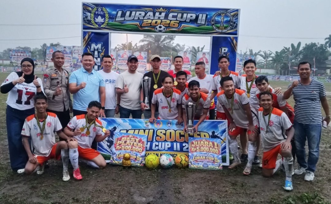 Penyerahan piala Juara Mini Soccer Lurah Cup II 2026 oleh Lurah Kerinci Barat Yogi Setiawan kepada tim Auka FC.