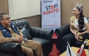 Kepala Desa Pulau Gadang Syofian Dt Majosati saat menyambut Duta Pariwisata Riau Wahyu Trinanda Puteri di Kantor Desa.