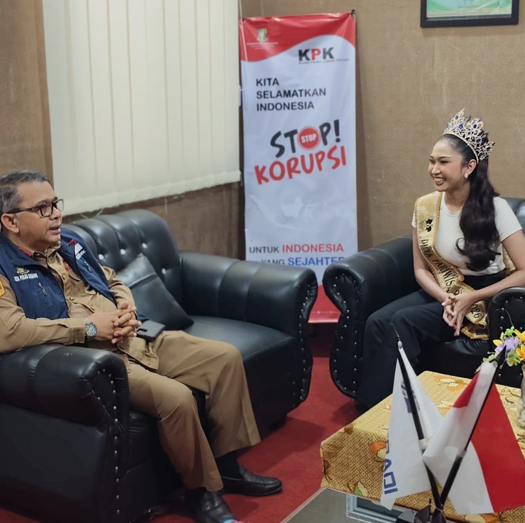 Kepala Desa Pulau Gadang Syofian Dt Majosati saat menyambut Duta Pariwisata Riau Wahyu Trinanda Puteri di Kantor Desa.