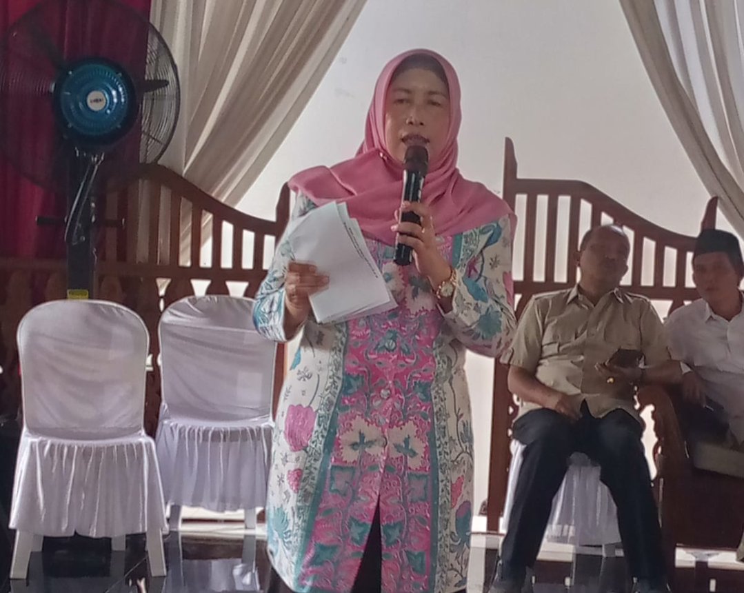 Anggota DPRD Cilacap Purwati S.Pd. saat mendengarkan aspirasi ratusan warga dan guru PAUD dalam reses di Jeruklegi.