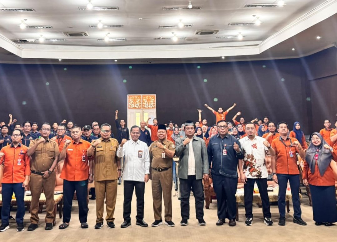 Sekda Pelalawan Tengku Zulfan bersama Dirut Perumda Tuah Sekata dr Denny Gunawan dan jajaran BPKP Riau saat kegiatan asistensi.