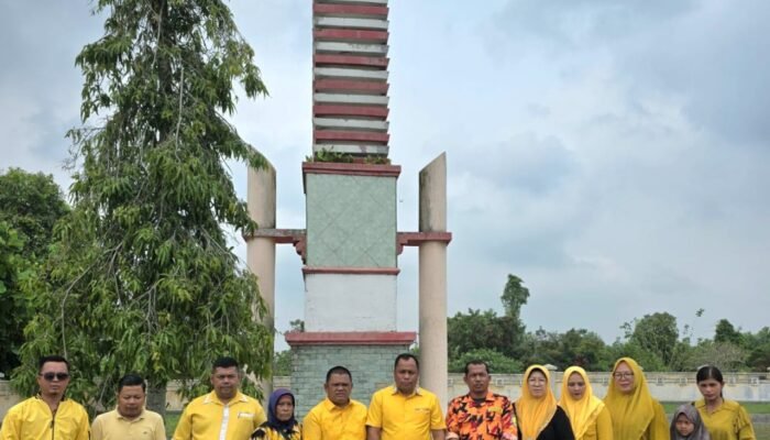 Peringati HUT 62 Tahun Partai Golkar; Pengurus Golkar Pelalawan Ziarah Taman Makam Pahlawan & Potong Tumpeng