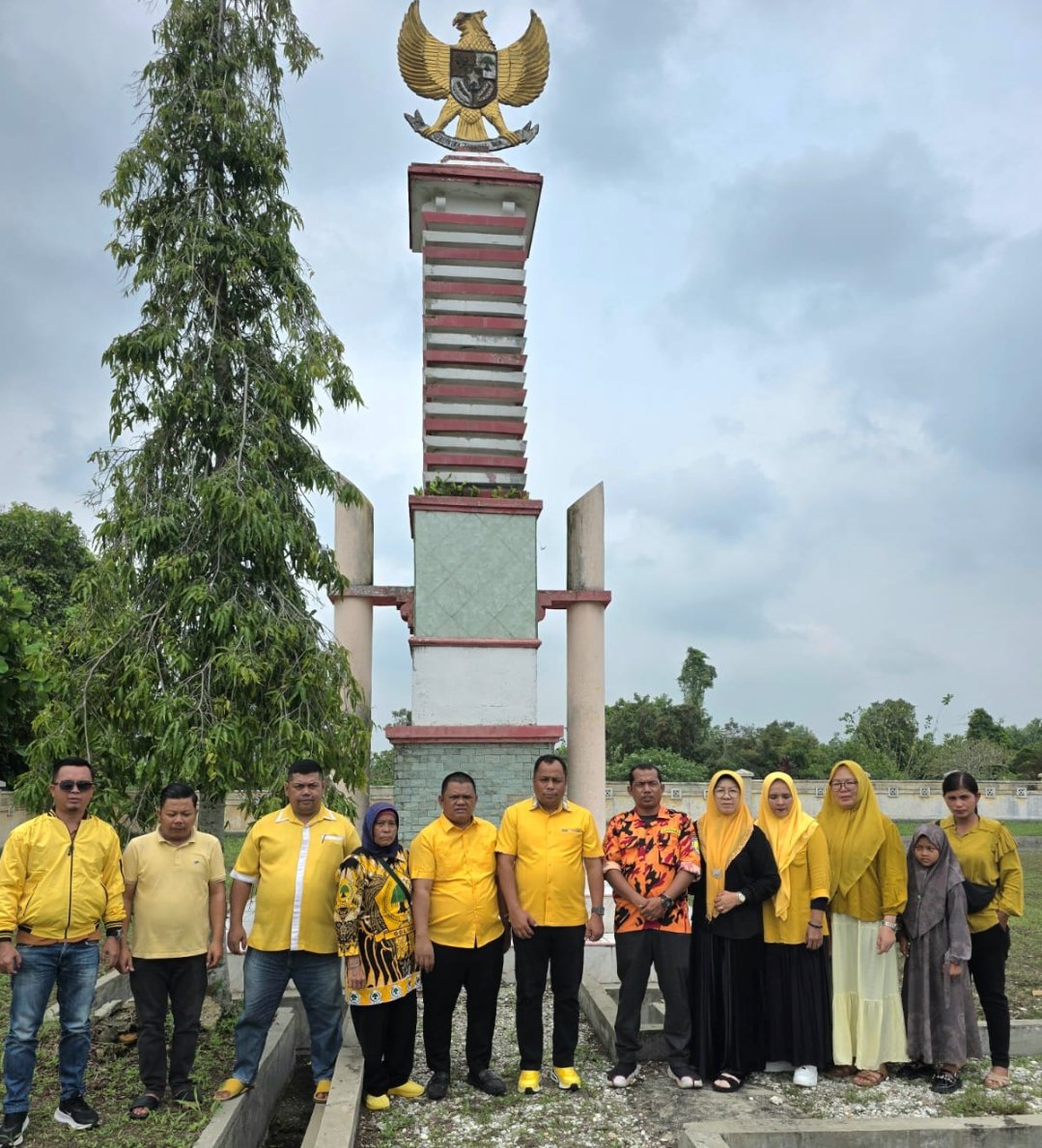 Pengurus DPD Partai Golkar Kabupaten Pelalawan saat melakukan ziarah tabur bunga di Taman Makam Pahlawan Setia Negara.