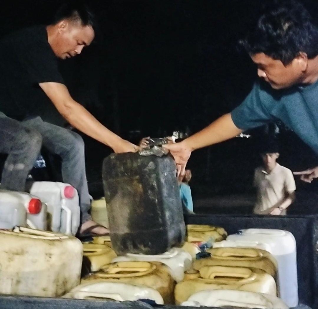 Barisan jeriken dan drum berisi solar yang disita Tim Tipidter Satreskrim Polres Pelalawan di Desa Kemang.