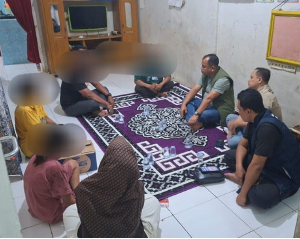 Wakil Ketua I DPRD Pelalawan Baharudin SH MH dan Ketua Komnas PA Erik Suhenra saat menemui orang tua korban di Pangkalan Kuras.