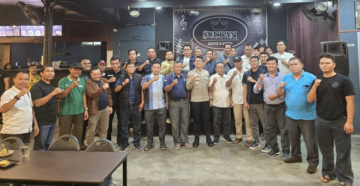 Kapolres Pelalawan AKBP Ahmad Nur Ari saat berdiskusi dan berfoto bersama para ketua organisasi pers di Pangkalan Kerinci.